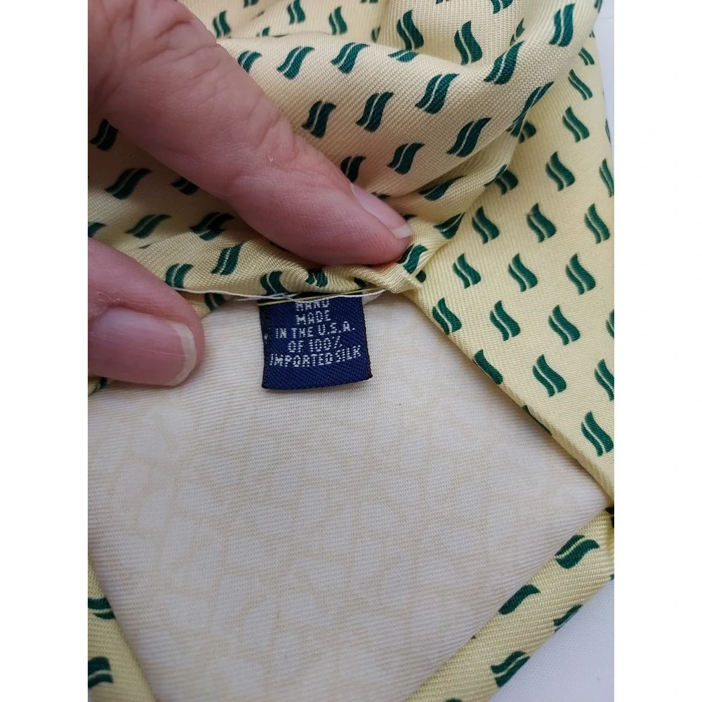 Vineyard Vines Collegiate School Mens Silk Tie Yellow Green Logo Pattern T093